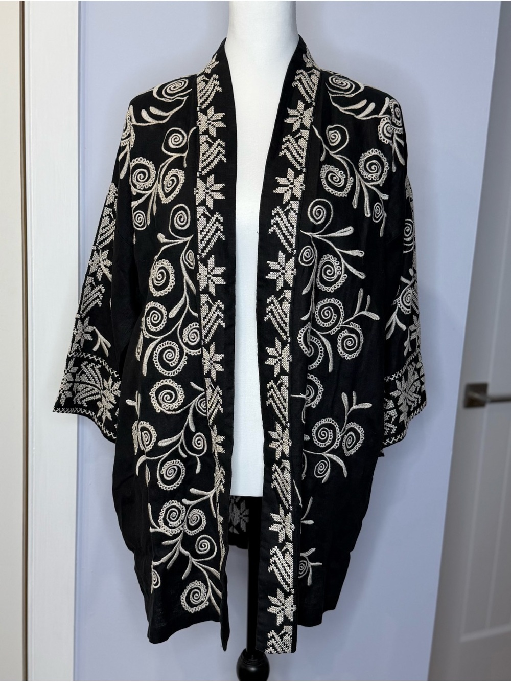 Johnny Was Embroidered Black & Cream Kimono. Size large. NEW